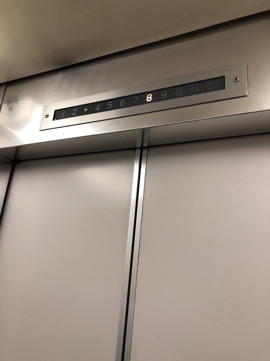 昭和の三菱エレベータ。光る丸いボタンに、電球のバックライトで現在位置を表示する仕組み、降りたフロアの階数表示に、ここはラジオ会館だっけ……？と一瞬錯覚してしまう。