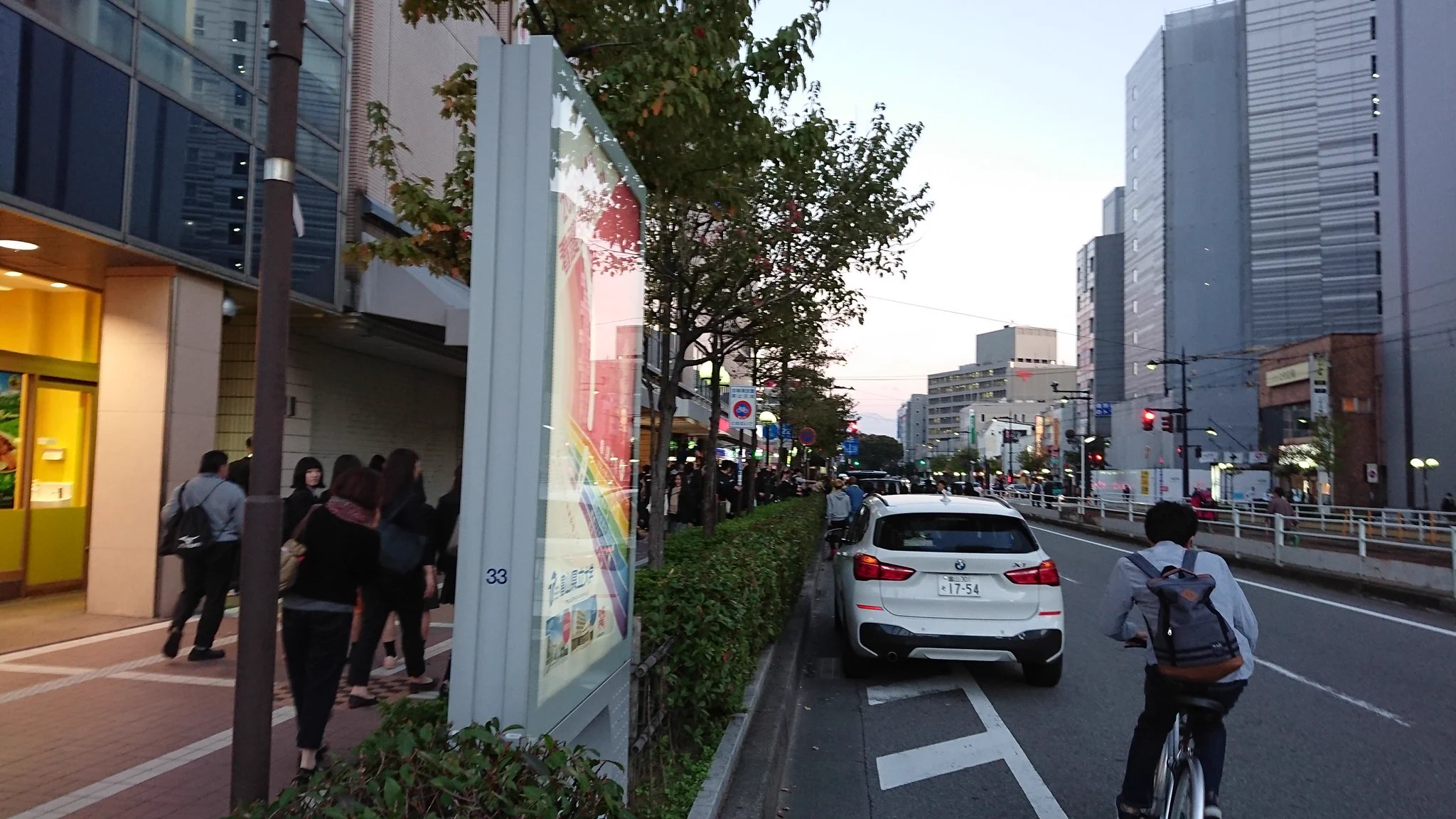 富山駅に人が群がるwww原因は三角チョコパイだったwww