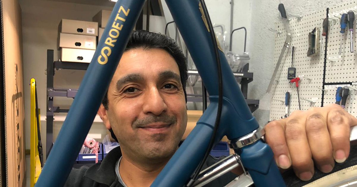 RoetzBikes's tweet photo. Meet #Maker Samir. Born in #Syria, but now already some time working in our #roetz #FairFactory to become a really good #bike #technician. He has an eye for detail, learns quickly and is very proud of what he does. Just like us! #proud #socent #learningbydoing https://t.co/aHsRTQRewL