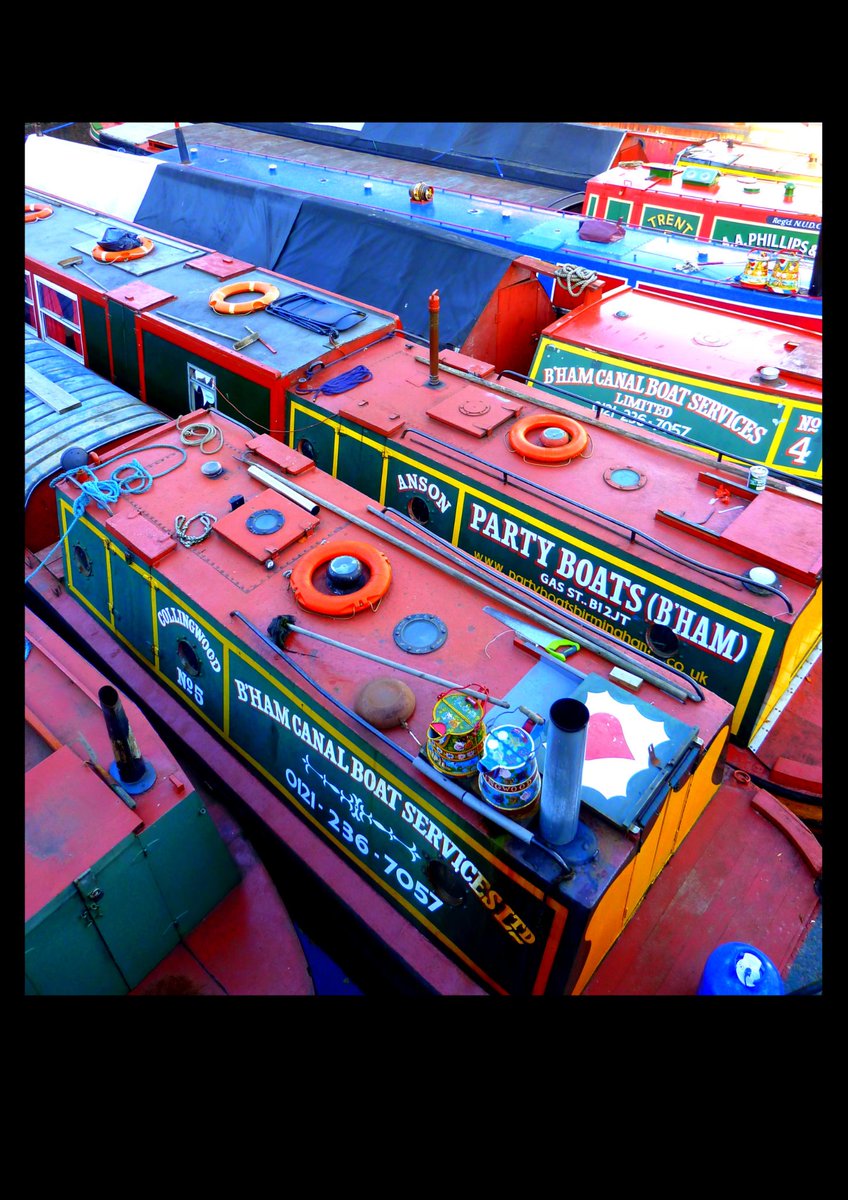 Touch of canal side colour to start week on a gloomy Monday; Gas St basin moodshifter @CRTWestMidlands @BirminghamWeAre @CanalRiverTrust @BrumHour @positively_brum @BrumKong @business_bham @visit_bham @GasStSocial @CanalBoatPics16 @canalboatart @canalboatcapers @CanalBoatFluffy