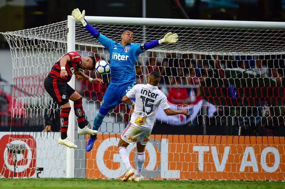 MarcioSato11's tweet photo. Apresento Sidão, o goleiro que tem medo da bola. Ele fecha os olhos e reza para a bola não entrar. Pior quem coloca ele para jogar. #ForaSidao #ForaAguirre Não somos palhaços. @SaoPauloFC , queremos uma posição e atitude a respeito. https://t.co/6vTLKoPp6n
