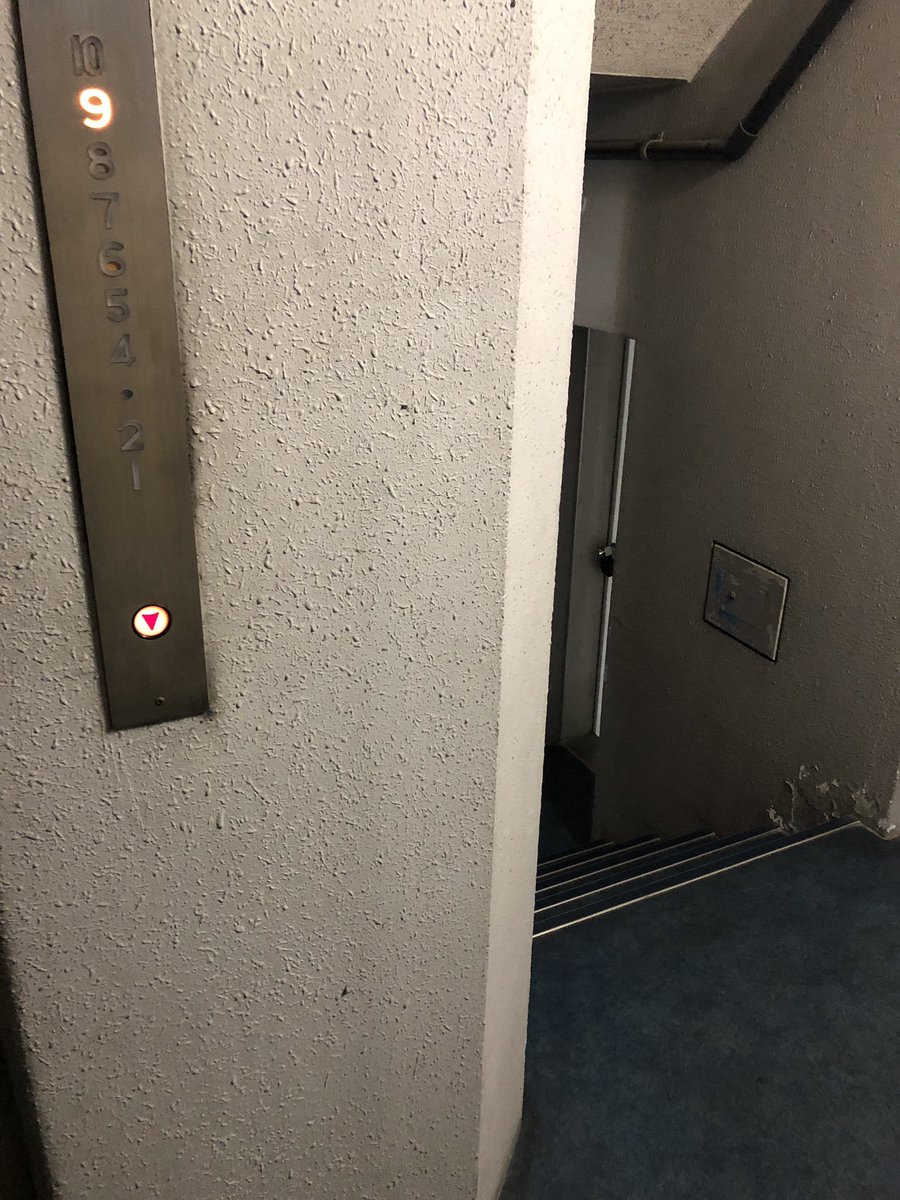 そしてこの6人乗りの小さなエレベータを取り囲むようにした廊下兼螺旋階段が、九龍城みたいな怪しさと混沌を生み出してて素敵なんだけど、住人にしか解らなくてつらみ &ndash; bei  中銀カプセルタワービル