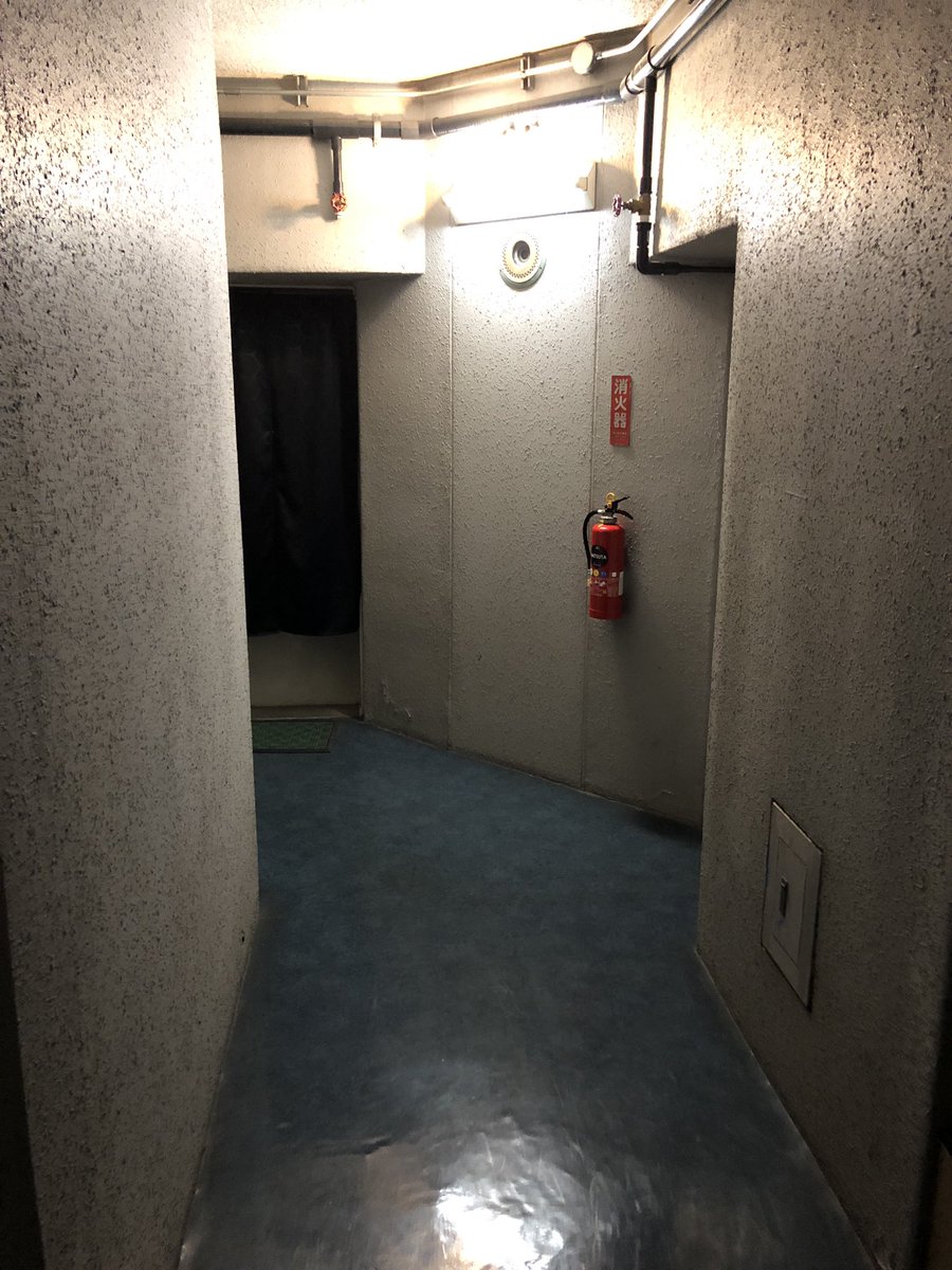 そしてこの6人乗りの小さなエレベータを取り囲むようにした廊下兼螺旋階段が、九龍城みたいな怪しさと混沌を生み出してて素敵なんだけど、住人にしか解らなくてつらみ &ndash; bei  中銀カプセルタワービル