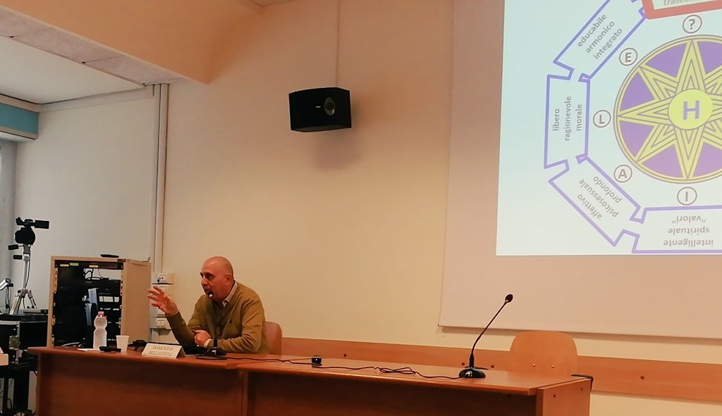 FSC_unisal's tweet photo. Negare l'apertura del mondo trascendente potrebbe comportare la perdita di un elemento fondamentale per la persona. @bellantonid al #RTFF2018 https://t.co/nYv8OdLF7O