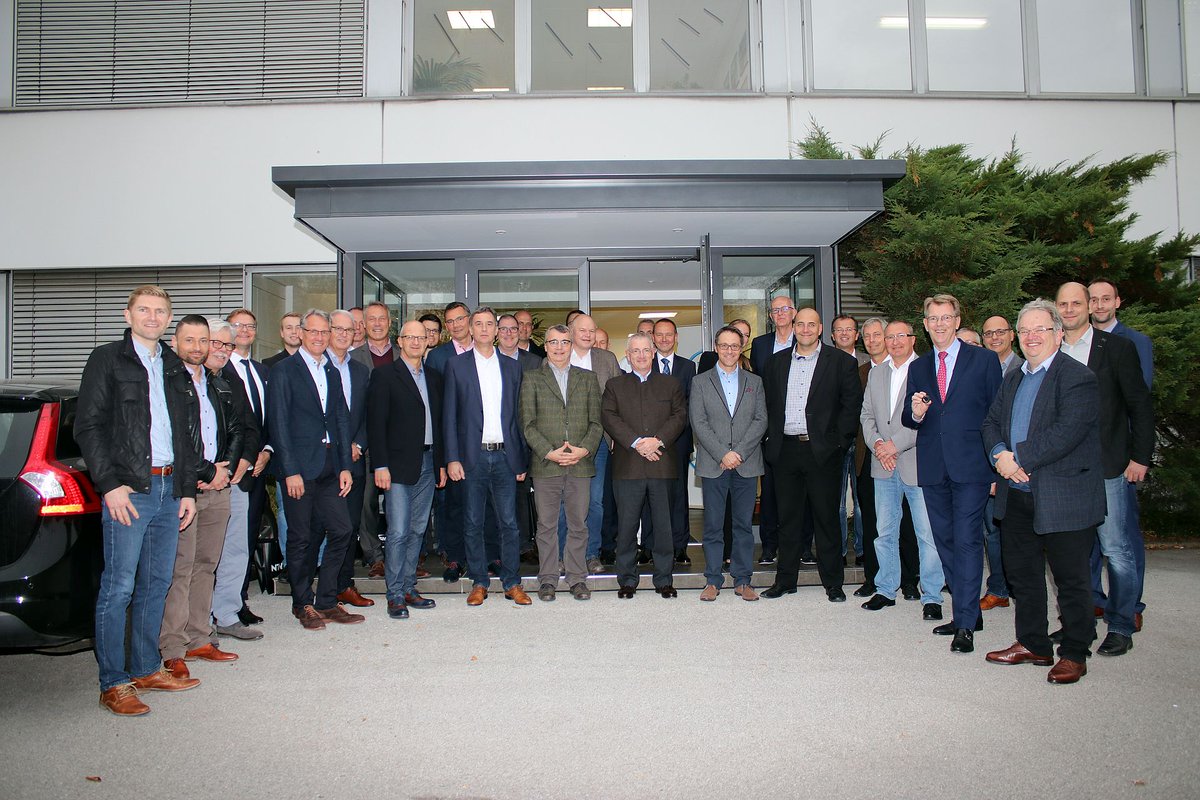 NTNSNR_DE's tweet photo. Wie die Zeit vergeht: Vor knapp zwei Wochen hatten wir das Vergnügen der #VTH-Fachgruppe für Antriebstechnik am "Tag der Begegnung" einen Einblick in die Produktion von #Radlagern und #Spindellagern zu geben. Mehr dazu unter https://t.co/sumiCC45dL https://t.co/vzN83HxW6Z