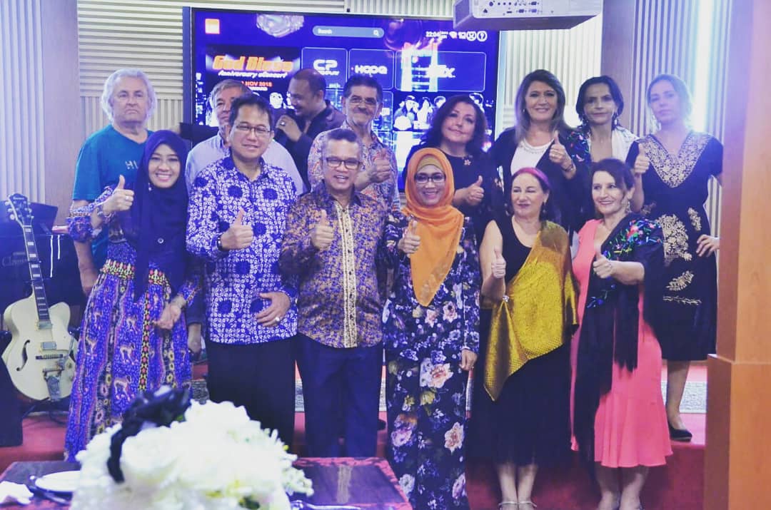 ppid_smr's tweet photo. Apresiasi luar biasa dari Walikota #Samarida @syahariejaang1 kepada tim budaya dari Spanyol "Groupro de baile de sur la andalucia" yang telah mengikuti #FestivalMahakam2018 dengan jamuan makan malam di Resto Yen's Delight (4/11). #PemkotSamarinda @khair_2366 https://t.co/clgXSU0iiv