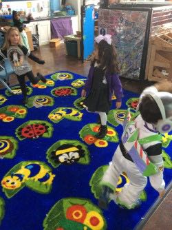 HPA_Philip_Lane's tweet image. Reception had an amazing WOW day last week celebrating our new topic &apos;Dark Skies Bright Lights&apos;! In Castille class we did a catwalk of our costumes, showed the class our home learning projects, did some space dancing and made some alien headbands! #HPAPLReception #WOWday