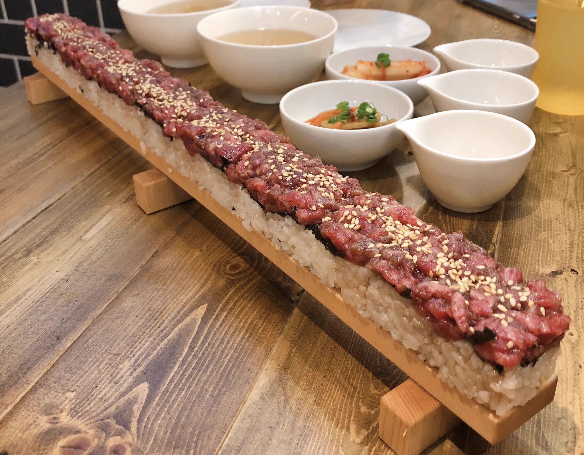 ５０ｃｍ？！！の、和牛ユッケのお寿司があるようです。美味しそうｗｗｗ