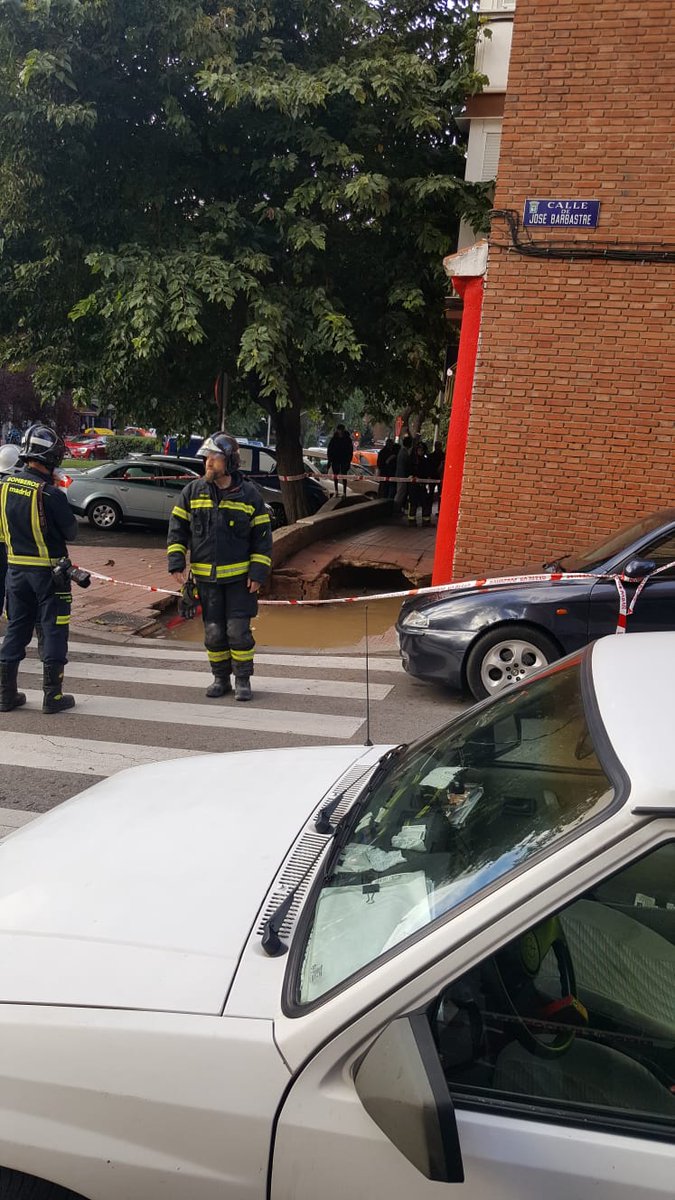casicas7's tweet photo. #Carmena puedes echarnos una manita en La Elipa? Se nos viene abajo el barrio. Gracias #noticia #telemadrid  #ayuntamientodemadrid #madrid https://t.co/Jk0Tm0VqHG
