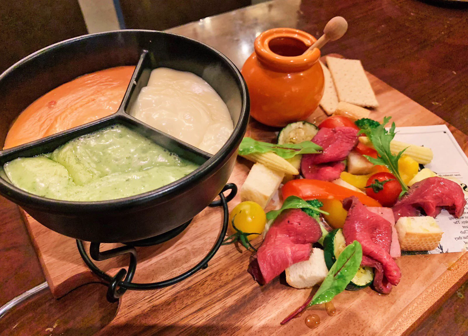 お肉にピザにチーズフォンデュがハチミツとコラボ？！美味しそうで気になりますｗｗｗ