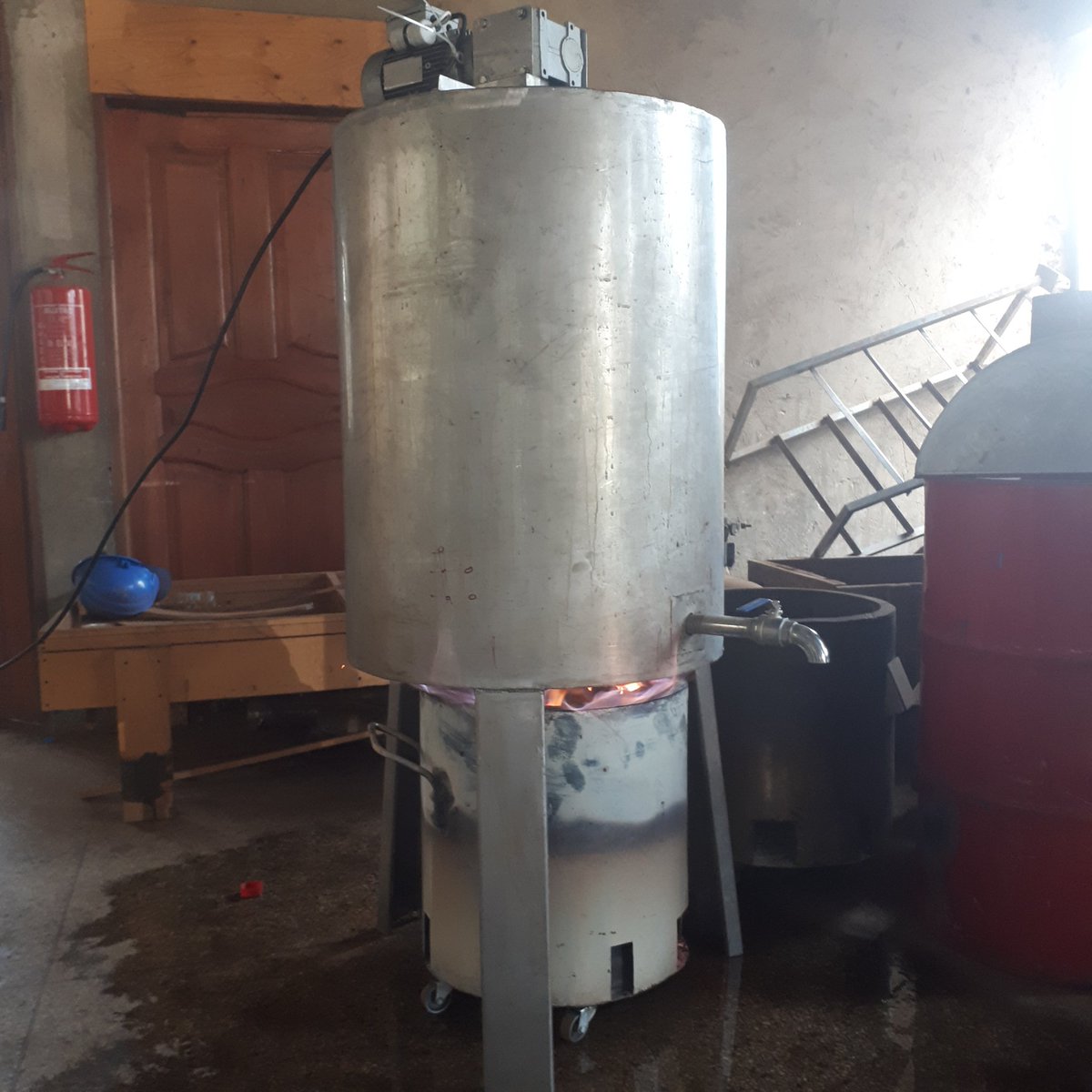 FarmReap's tweet image. Testing the efficiency of a biomas pasteuriser at #UIRI #localtechnology