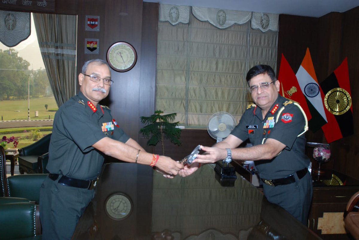 Lt Gen Arvind Dutta, AVSM, VSM took over as the General Officer Commanding of the prestigious #VajraCorps.  He was commissioned in the #IndianArmy, #DograRegiment in Jun 1982.
He was the #DGMI prior to assuming command of #VajraCorps.