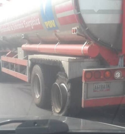 JESUSESA's tweet photo. Así están las gandolas de @PDVSA distribuyendo gasolina "a siniestra" en #Carabobo 
Esta imagen es de hoy #5Nov 
«Cualquier chispazo» puede activar los gases y convertir esta NEGLIGENCIA en una gran tragedia. 
@ONU_es @guardian @OEA_oficial @CNNEE_Confiable @BMarmoldeLeon 
#5Nov https://t.co/xf8DdJzRaZ