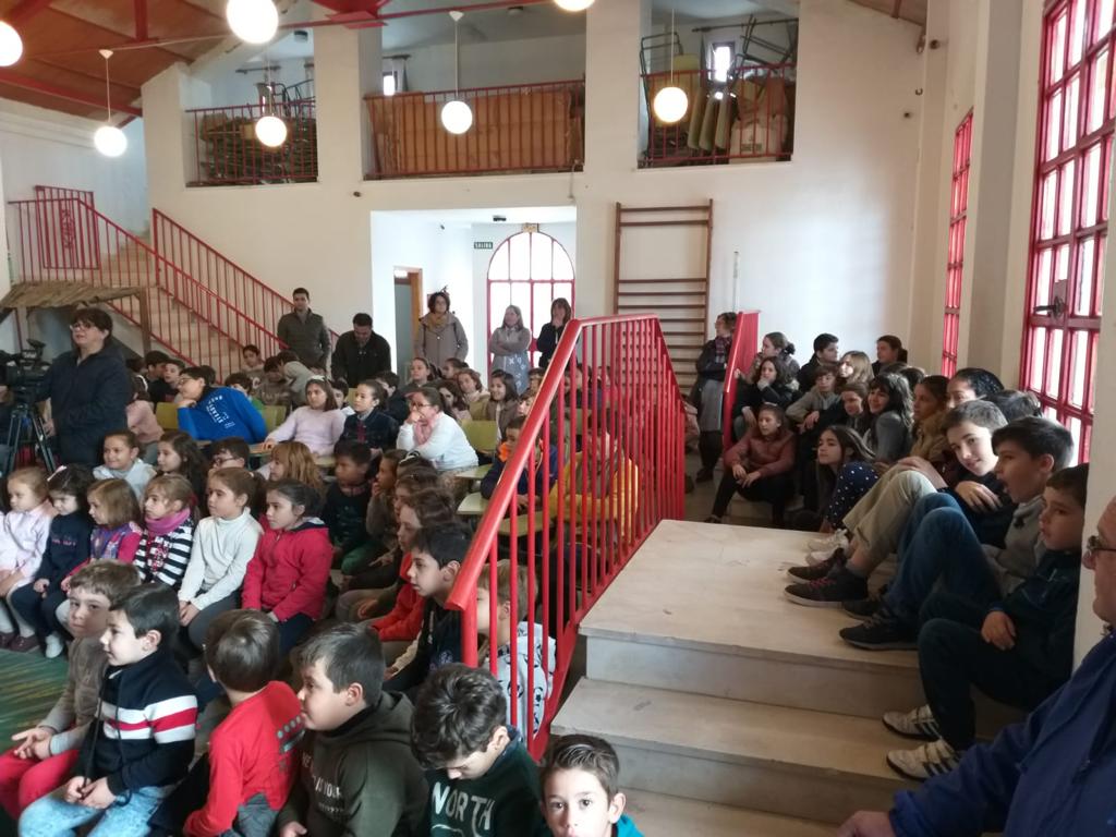 La única manera de combatir los prejuicios y ataques al pueblo andaluz es  una educación que reconstruya nuestra memoria y dignifique nuestra cultura.  Sirva como ejemplo este hermoso proyecto de radio escolar