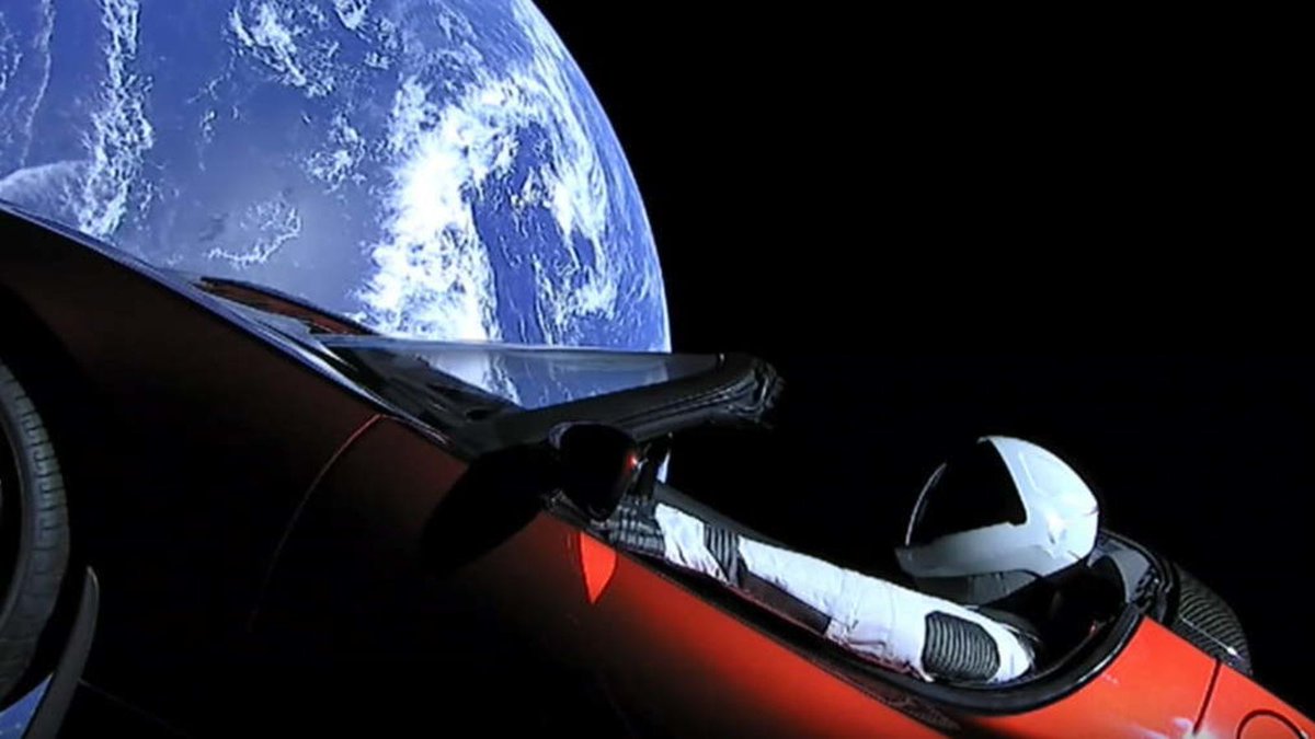 pellomeaurio's tweet photo. Según anuncia @SpaceX. el primer turista interplanetario (que resultó ser un dummie llamado #Starman) ya está más allá de Marte. Lleva consigo una copia de la Guía del Autoestopista Galáctico, buena lectura para el viaje 😀 https://t.co/sqYqebmhmN via @catiekeck @Gizmodo https://t.co/6V9th8HZAv