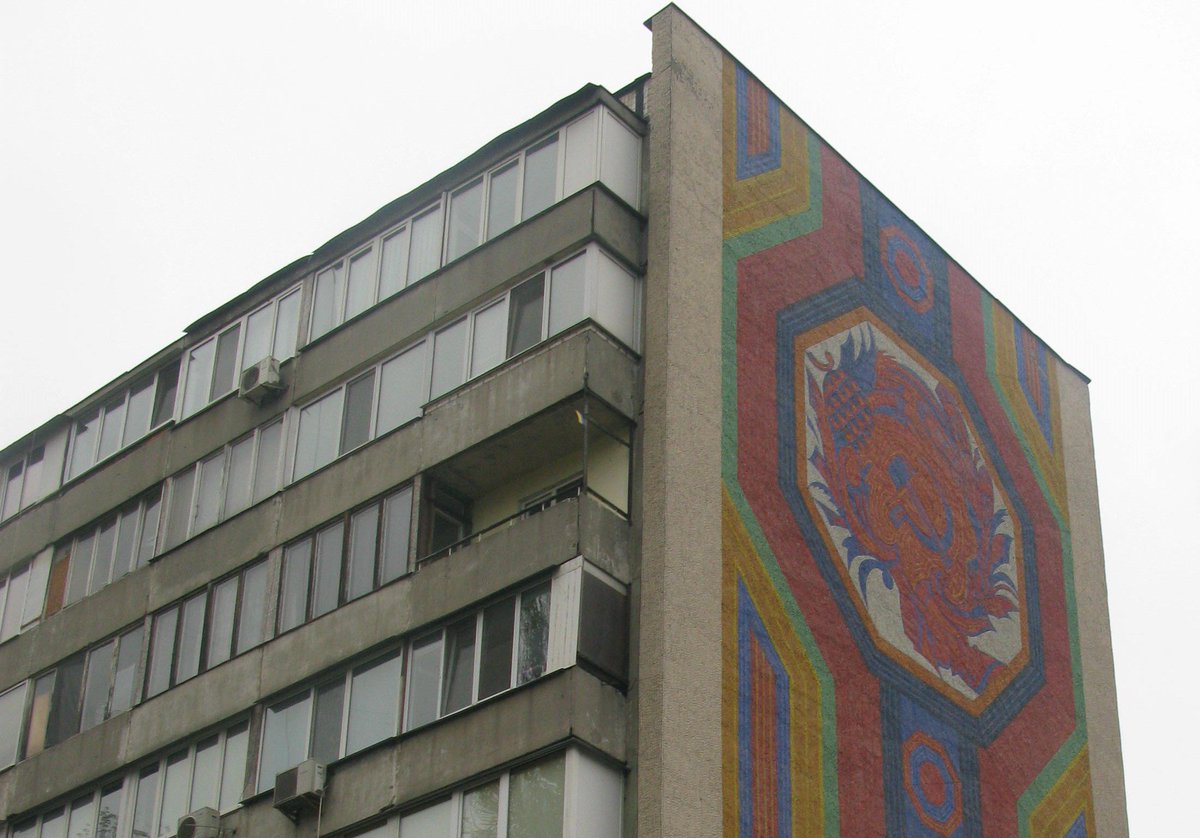 BEsbensen's tweet photo. Hvis @AarhusKommune endelig vil bruge semi-autoritære metoder i #Gellerup, kunne de så ikke pynte facaderne med kommunistiske mosaikker (som her i Ukraine/ex-soviet) i stedet for at rive boligerne ned? #dkpol https://t.co/ENVtjwyrmm