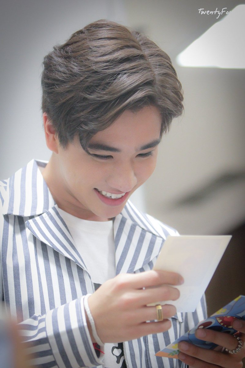 TwentyFour_O8's tweet image. ยิ้มหวานให้รูปอะไรอ่ะ คริ #รอยยิ้มของชูครีม @perthppe