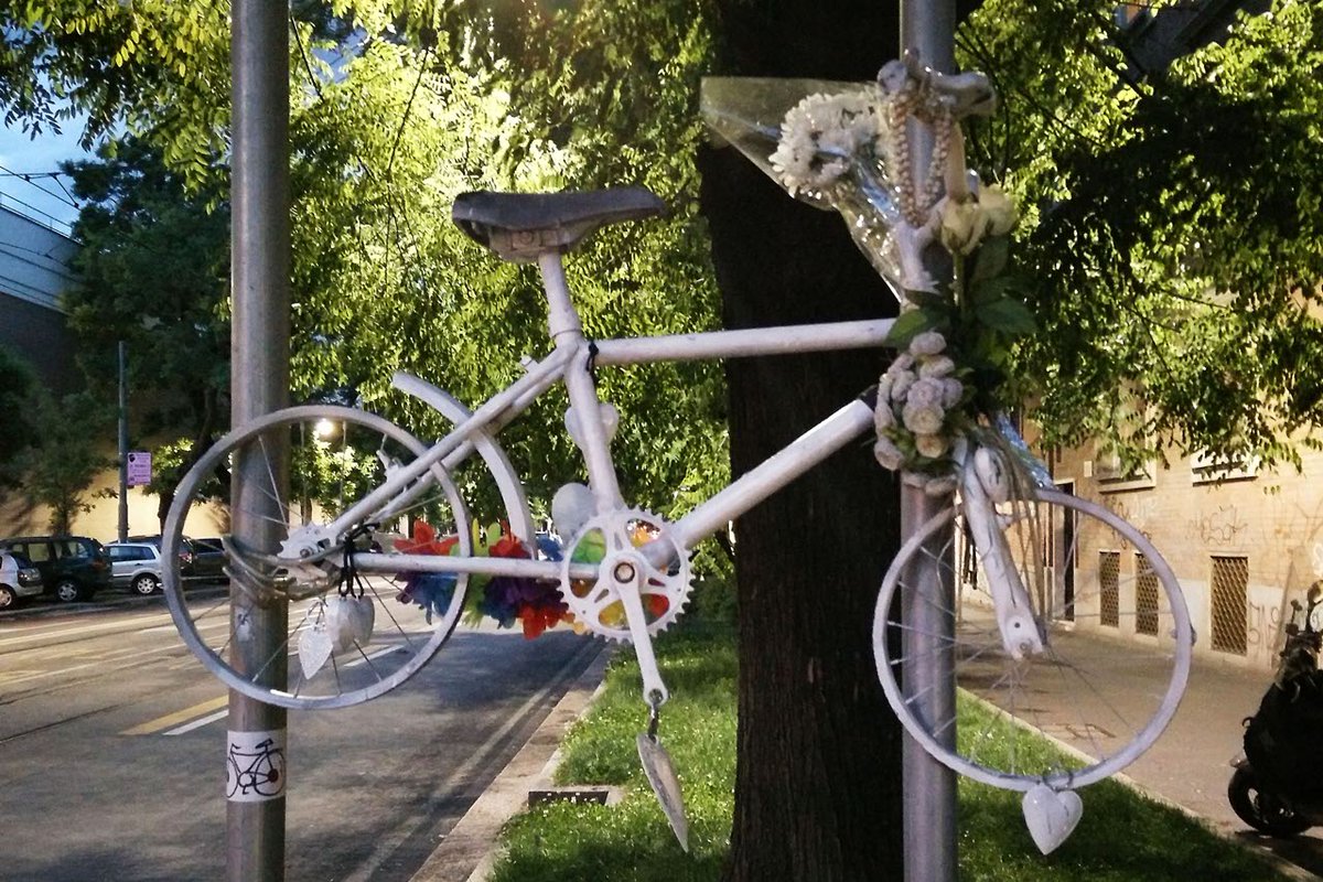 Oggi non sarebbe più Giacomino, come tutti i ciclisti milanesi lo hanno chiamato in questi 7 anni, oggi Giacomo avrebbe 19 anni e chissà su quale bici pedalerebbe per la città. Ogni anni il 5 novembre mi chiedo se abbiamo fatto abbastanza per Giacomo. #ghostbike #giacomoscalmani