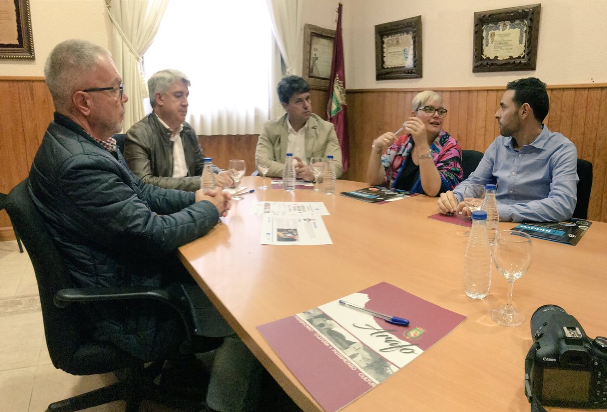 PCTTenerife's tweet photo. 🔉Hoy hemos visitado el @AytoArafo para organizar el comienzo de los #TeenINtech en el municipio y la edición del próximo #INlab de invierno ❄️ @agmarichal presenta los proyectos de #innovación y #tecnología del Área #Tenerife2030 e #INtechTenerife al alcalde del municipio https://t.co/U2Krl7Qbb2