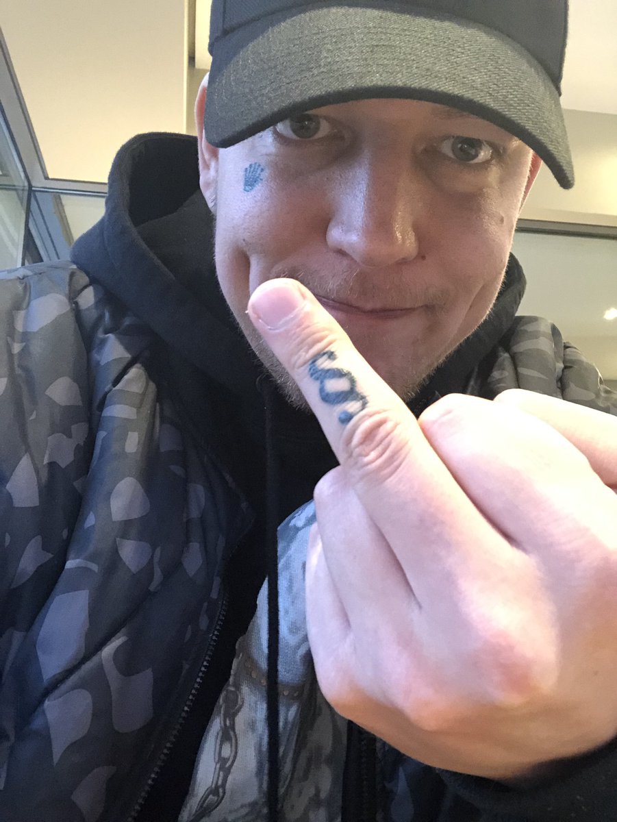 106 replies 218 retweets 3 432 likes - fortnite fish skin mittelfinger