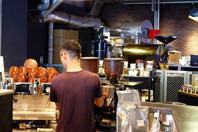 The Roastery by Nozy Coffee has always been one of my favorites. If you've never been check out a little video 🎥 about the spot. Link in bio.
#coffeeroasters #baristagram #coffeeshops #cafetour #catstreet #jingumae #espressobar #tokyo🗼 #japanphoto#tokyocoffee #specialtycoffe…