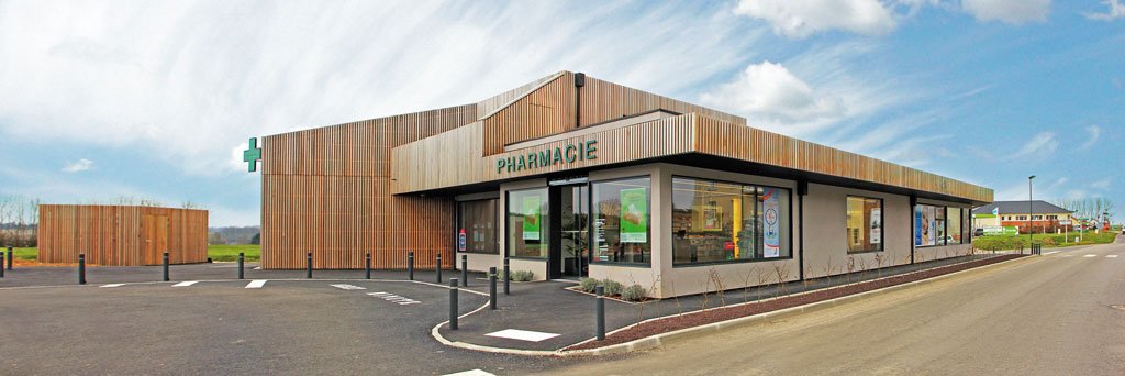 Retour sur la #construction de cette #pharmacie en ossature #bois à Bacqueville-en-Caux, en Normandie. Le bâtiment est parfaitement adapté aux usagers ainsi qu'à son l'#environnement.
Un projet d'archi à découvrir sur : kozy-mag.fr/pharmacie-norm…