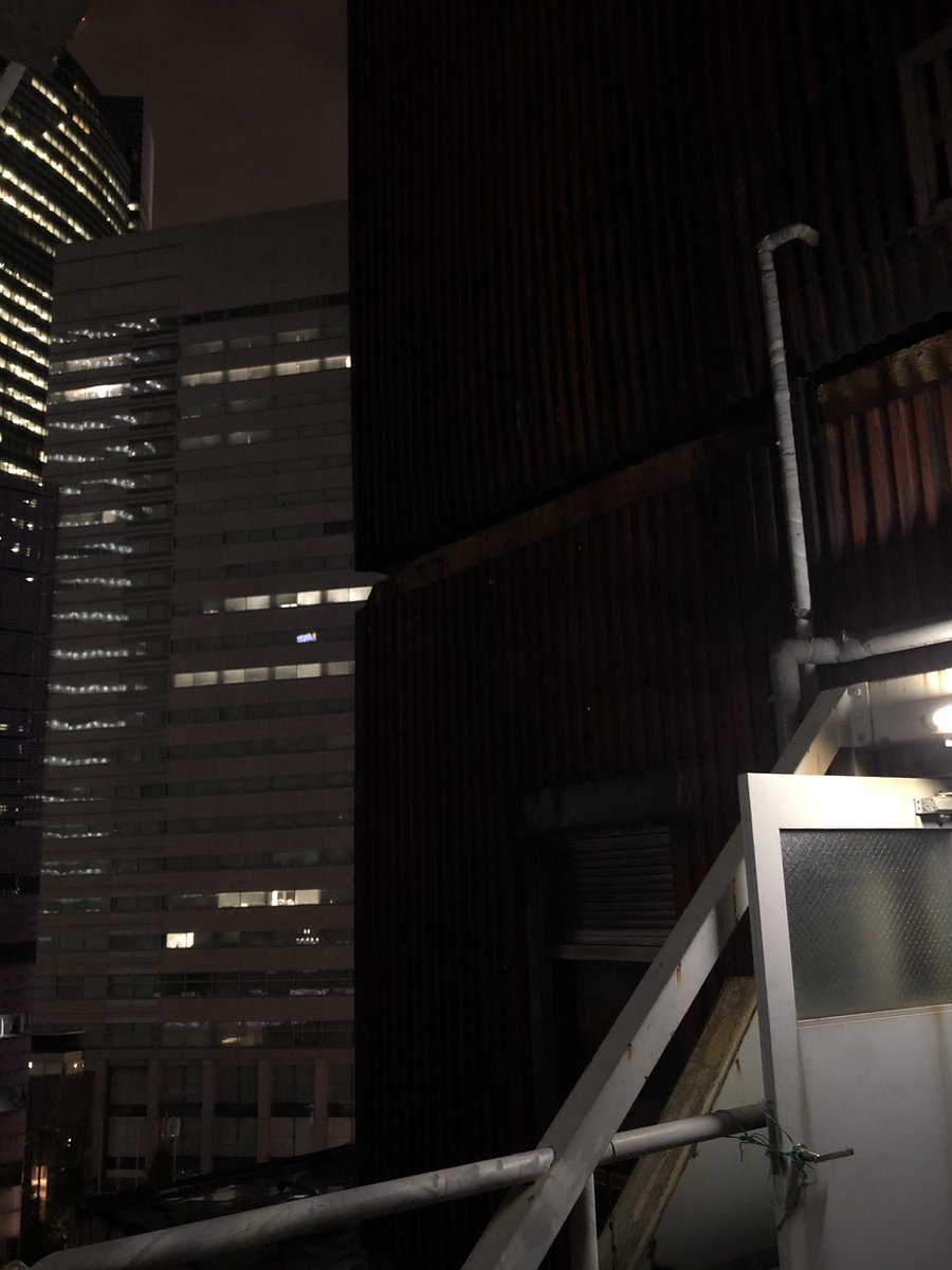 夜はさらに雰囲気ある。一階には屋台連なってるだろうし、この建物に絶対レプリカントいるやろ。 &ndash; bei  中銀カプセルタワービル