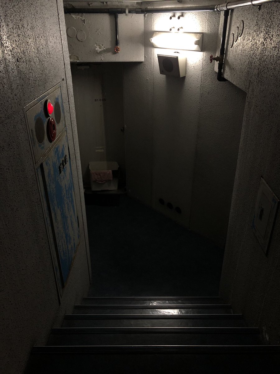 夜はさらに雰囲気ある。一階には屋台連なってるだろうし、この建物に絶対レプリカントいるやろ。 &ndash; bei  中銀カプセルタワービル