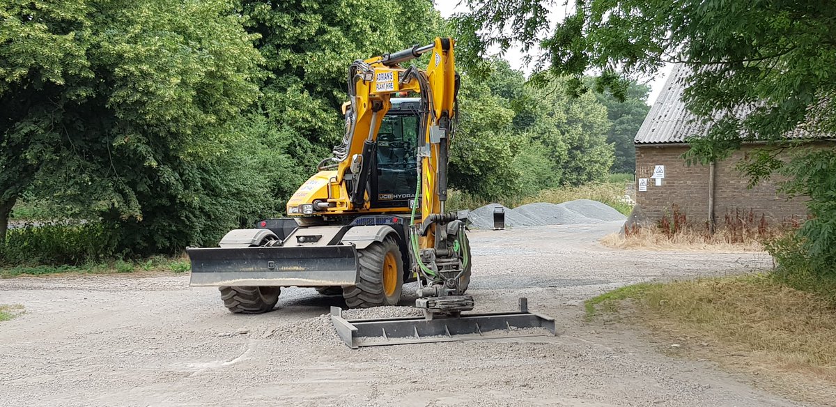 Owner operated JCB Hydradig and steelwrist tilt rotator available for hire