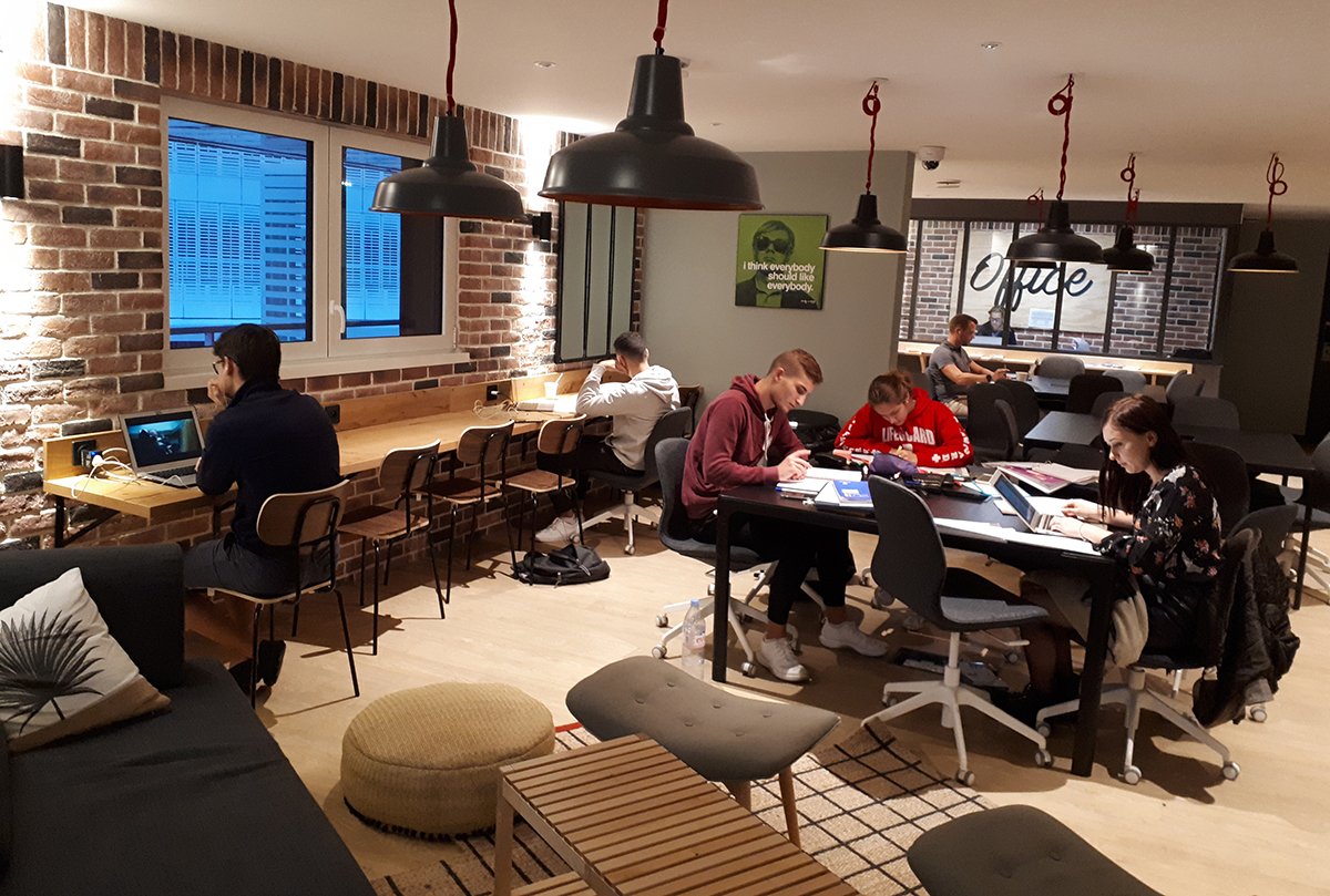 Ça planche dans les coworking !  💻📝📒 Bonne rentrée à tous ceux qui ont fait leur retour à l'école aujourd'hui ! Comment se sont passés / se passent vos partiels ? Plutôt 👍 ou 👎 ? Dites-nous en commentaire ! ⬇️ #coworking #workhard #partiels2018 #studentlife
