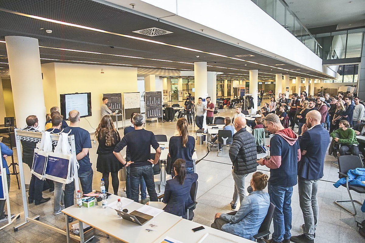 EnBW's tweet photo. Jetzt geht´s los💻🎉! Unser 1. #EnBW-#Hackathon startet. Wir heißen alle Teilnehmer herzlich willkommen und wünschen viel Spaß & Erfolg in den nächsten 24 Stunden! #EnBW24Hack https://t.co/vFJ7NexYgr