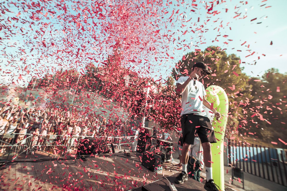 Intentando huir del lunes: definición gráfica. 🤣
#HoliDolly #FelizLunes #Confeti #Rojo #Huir