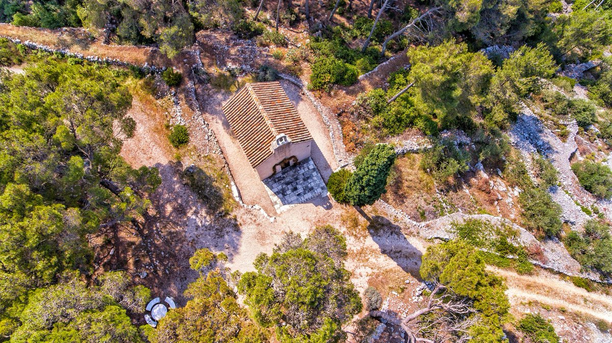 PointersTravel's tweet image. Kali, Ugljan island 🇭🇷❤️

A renovated Gothic church on top of the Pelegrin hill above Kali 💒

📱 pointerstravel.com/poi/9317
📸 @PointersTravel 

#kali #ugljan #island #adriatic #croatia #culture