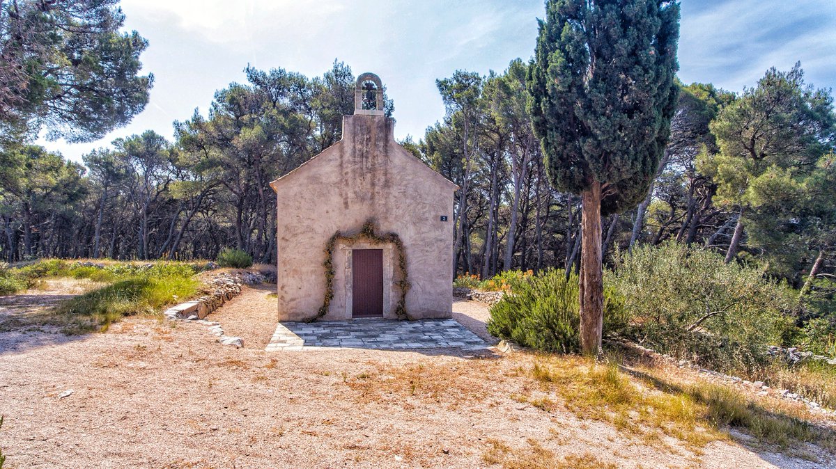 PointersTravel's tweet image. Kali, Ugljan island 🇭🇷❤️

A renovated Gothic church on top of the Pelegrin hill above Kali 💒

📱 pointerstravel.com/poi/9317
📸 @PointersTravel 

#kali #ugljan #island #adriatic #croatia #culture