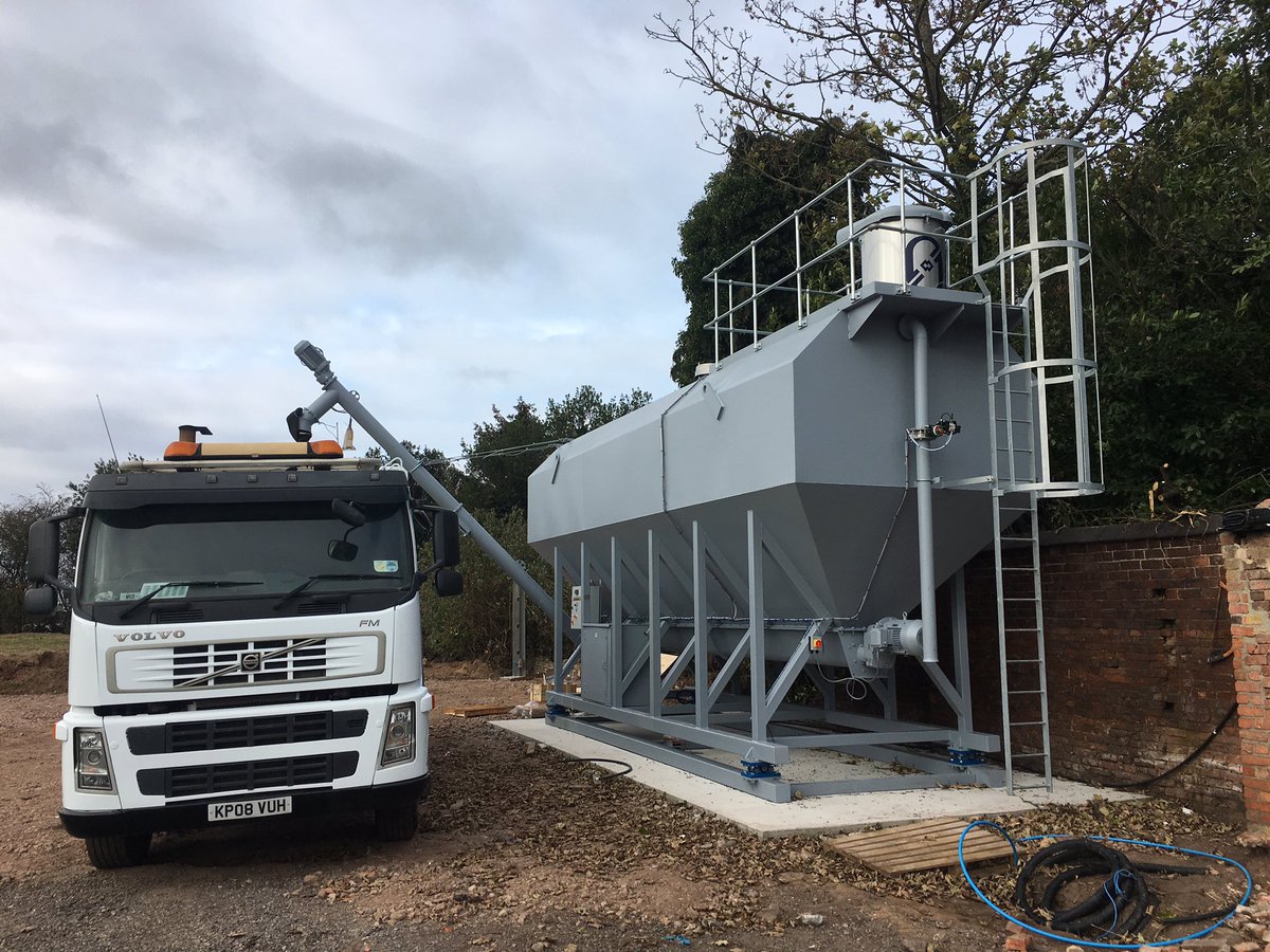 PressvessJade's tweet photo. 60t Low Level Silo manufactured &amp; installed by Pressvess •Tubular incline screw •“V” Type Trough Screw
•Silo safety system  •PRV •Reverse Jet Silo Top Air Filter •High Level indicator •Compressor
• Manhole access •Internal platform &amp; Ladder
Range of sizes available. https://t.co/3tFzOJuZFh