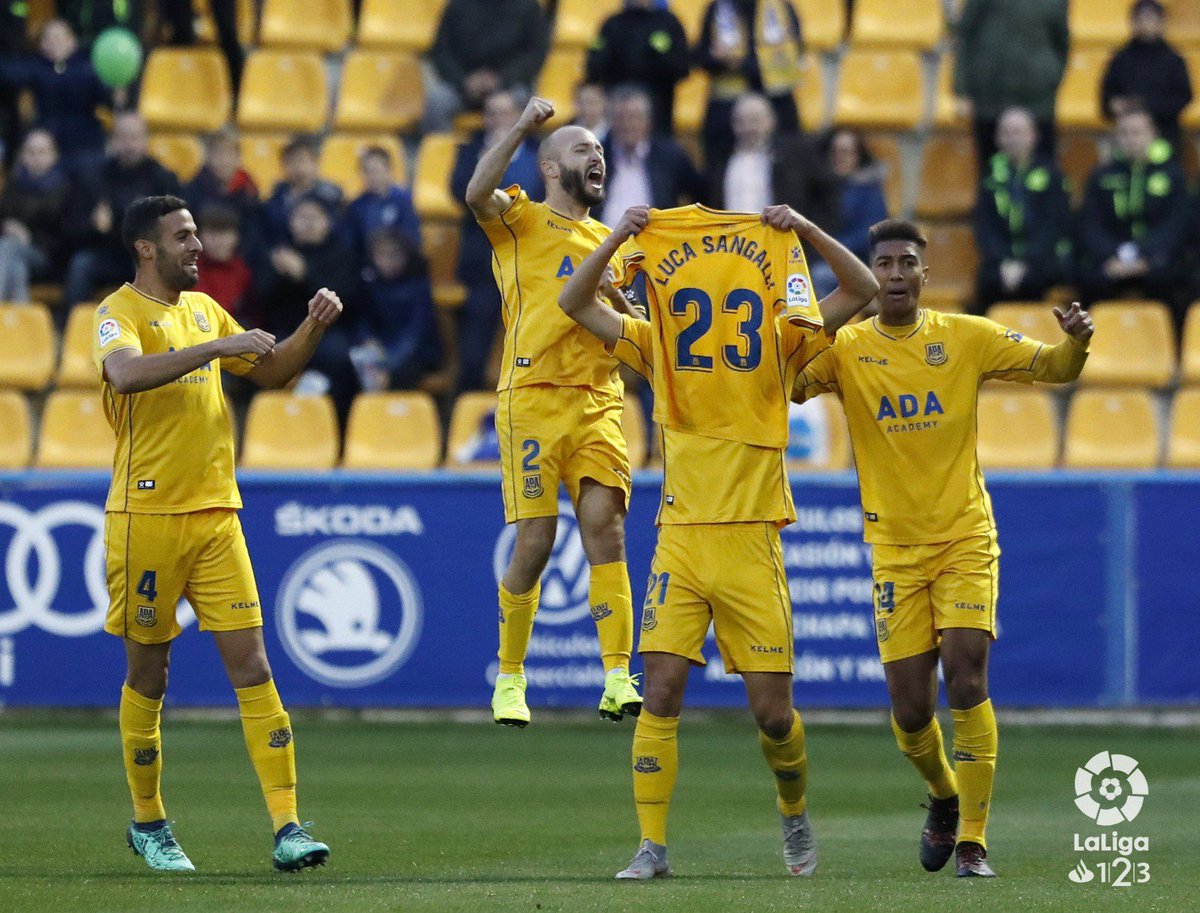 LaLigaLowdown's tweet photo. Did you see this yesterday?
Marco Sangalli, brother of Luca, held up a shirt for his sibling after scoring for Alcorcón.
Luca has been in hospital after suffering a mild stroke.
#AnimoLuca
#LLL
🧡🇪🇸⚽ https://t.co/uc0jH7yooy
