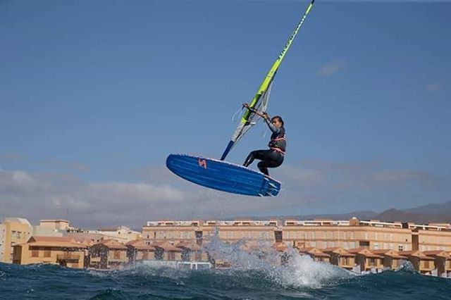 pwaworldtour's tweet photo. Justyna Sniady about to pull the trigger while flying over El Medano, Tenerife!
#windsurf #wave #forwardloop #pullthetrigger #elmedano #tenerife #canaries #islacanarias #pwaworldtour #pwagirls https://t.co/hUA1FtY4Kg https://t.co/HCsVUSgVaM