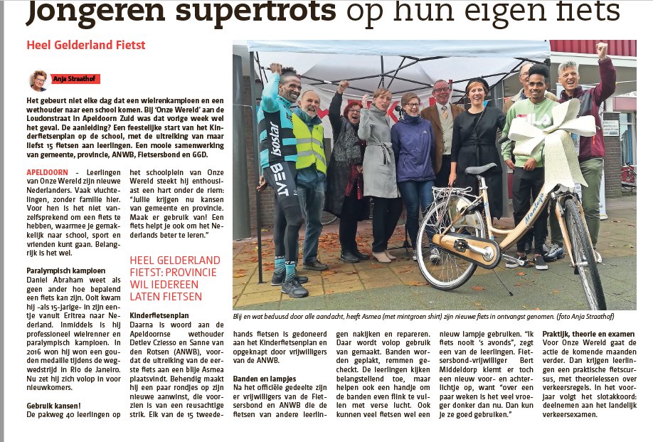 beatcyclingclub's tweet photo. Wat een topper is @Daniela18061552 toch! In Apeldoorn schonk hij, samen met de Gemeente Apeldoorn, Provincie Gelderland, ANWB, Fietsersbond en GGD, 15 fietsen aan leerlingen van 'Onze Wereld'. Een school met 'nieuwe Nederlanders' zoals Daniël op zijn 15e zelf ook was. #RoadToBEAT https://t.co/oNGxyrBtge