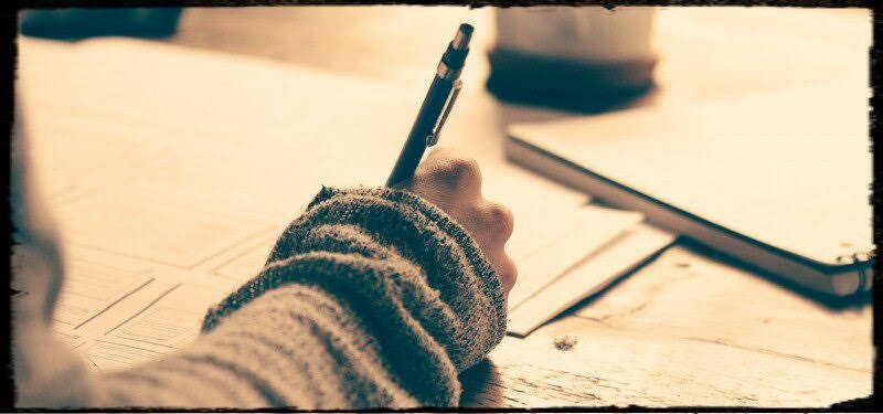 １日の終わりに私は
今夜も手紙を書くよ
便箋に書かれた文字は
いつも　同じ
「ありがとう
　大好きだよ　…　」
あなたに
届くといぃな　　…　。