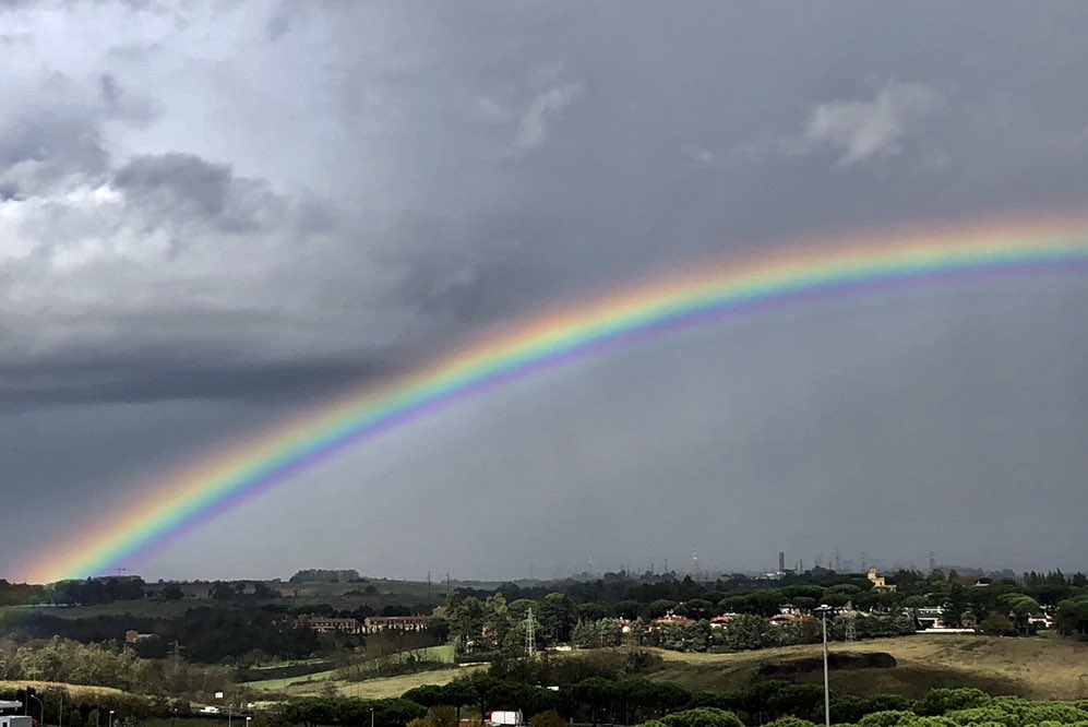 HelloToujours's tweet image. 🍁Lunedì. Piove. È freddo, la giornata è ancora lunga. #ScrivoDiOmbre ma alzo lo sguardo e #VivoDiColore 
#5novembre #arcobaleno #rainbow #autunno #cielo #lunedì