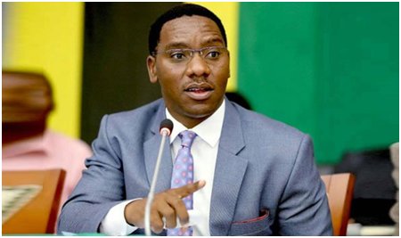 Dfm_Tz's tweet photo. Serikali ya #Tanzania imejitenga na kampeni ya kuwakamata na kushtaki mashoga inayoongozwa na mkuu wa mkoa wa Dar es Salaam Paul Makonda. Taarifa ya Wizara ya Mambo ya Nje ya Tanzania inadai kampeni hiyo ni mawazo binafsi ya Makonda na si msimamo rasmi wa serikali.#dfmupdates https://t.co/pmCJtFFdE4
