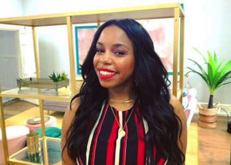 London Hughes reveals make-up artist put hot chocolate on her face because she 'didn't have make-up for black people' bit.ly/2JDgZ7E