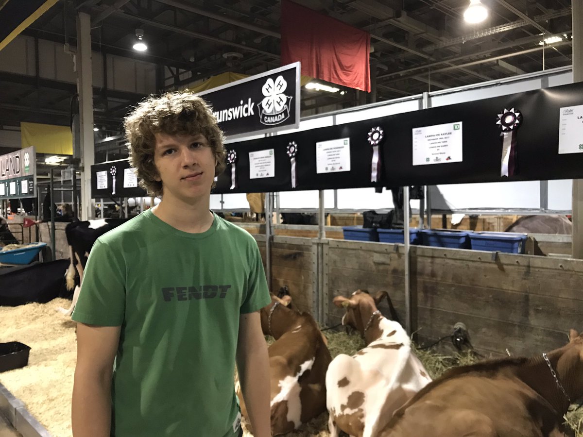 Can’t even get a good pic of the display 🙄 <a href="/NBHolstein/">NB Holsteins</a> <a href="/4HNB/">4-H New Brunswick</a>