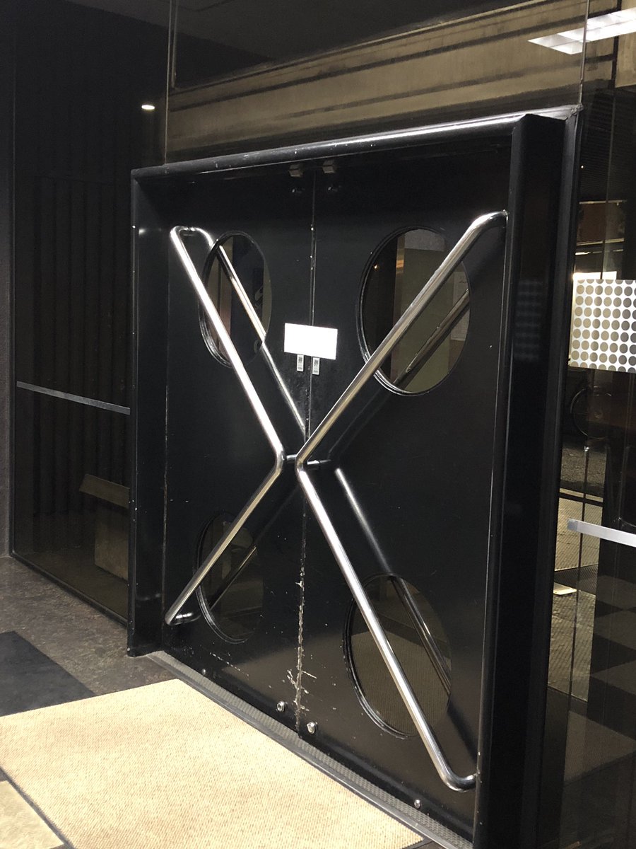 深夜の中銀カプセルタワービル共用部分。日中はここで不審者が入ってこないよう、怖い管理人のおじさんが目を光らせてるよ。郵便受けがカプセルと同じアシンメトリーな配列ですき。 &ndash; bei  中銀カプセルタワービル