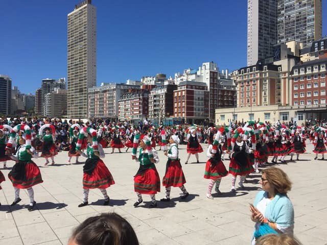 CentroBasko's tweet photo. El cuerpo de bailes en la velada del sábado a la noche y los bailes de plaza del domingo #snv2018 https://t.co/Kgr2zM5r6q
