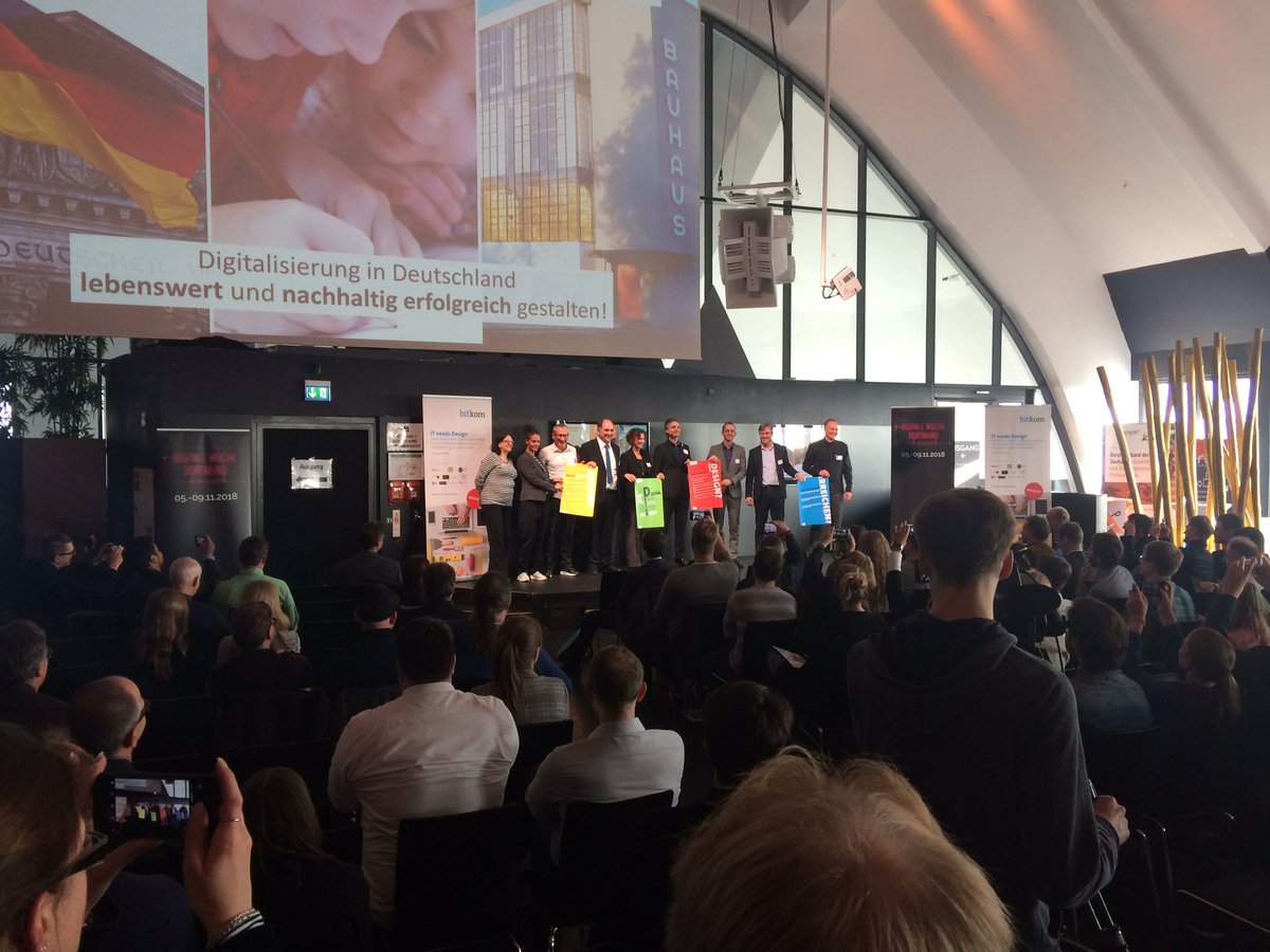 Post_von_DMR's tweet photo. Feierliche Übergabe des Digital Design Manifestes #itdes18 #design #it #metropoleruhr #nrw #wirtschaftnrw #digitalisierung #neuewege #bauhaus https://t.co/Tzxg4r1U0w