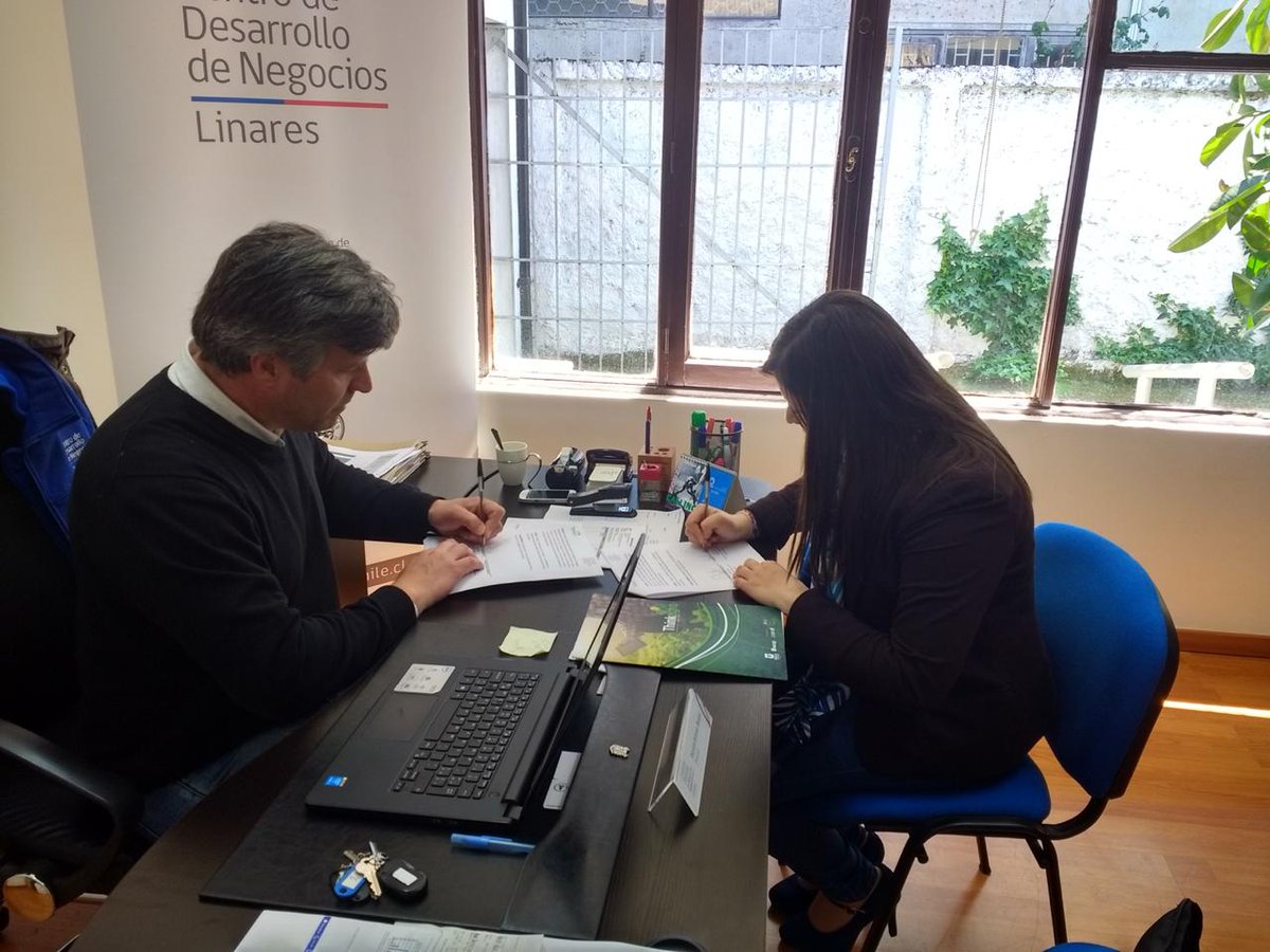 cet_thinkagro's tweet photo. Estamos felices de contarles que el pasado miércoles, @c_urzua_b Gerenta de #ThinkAgro, y Patricio Briones, Director del @CdnLinares, firmaron convenio colaborativo, mediante el cual podremos llegar a + #PYMES de la #Agroindustria
#CentroExtensionismo #Corfo #ThinkAgroContigo https://t.co/jWFU0csIvg