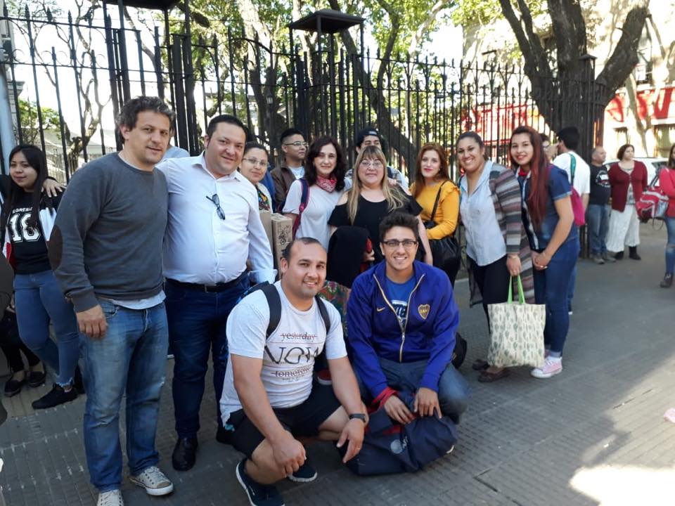 CascallaresPJ's tweet photo. Los jóvenes no son el futuro. Son el presente. Por eso despedimos a los primeros ganadores del Programa de @MunicipioBrown  #JovenesInnovando que viajaron a Tandil. Son alumnos de las escuelas N° 63 de Claypole, N° 5 de Longchamps y N° 18 de Adrogué. #SomosBrown https://t.co/BE5YdQm8mA