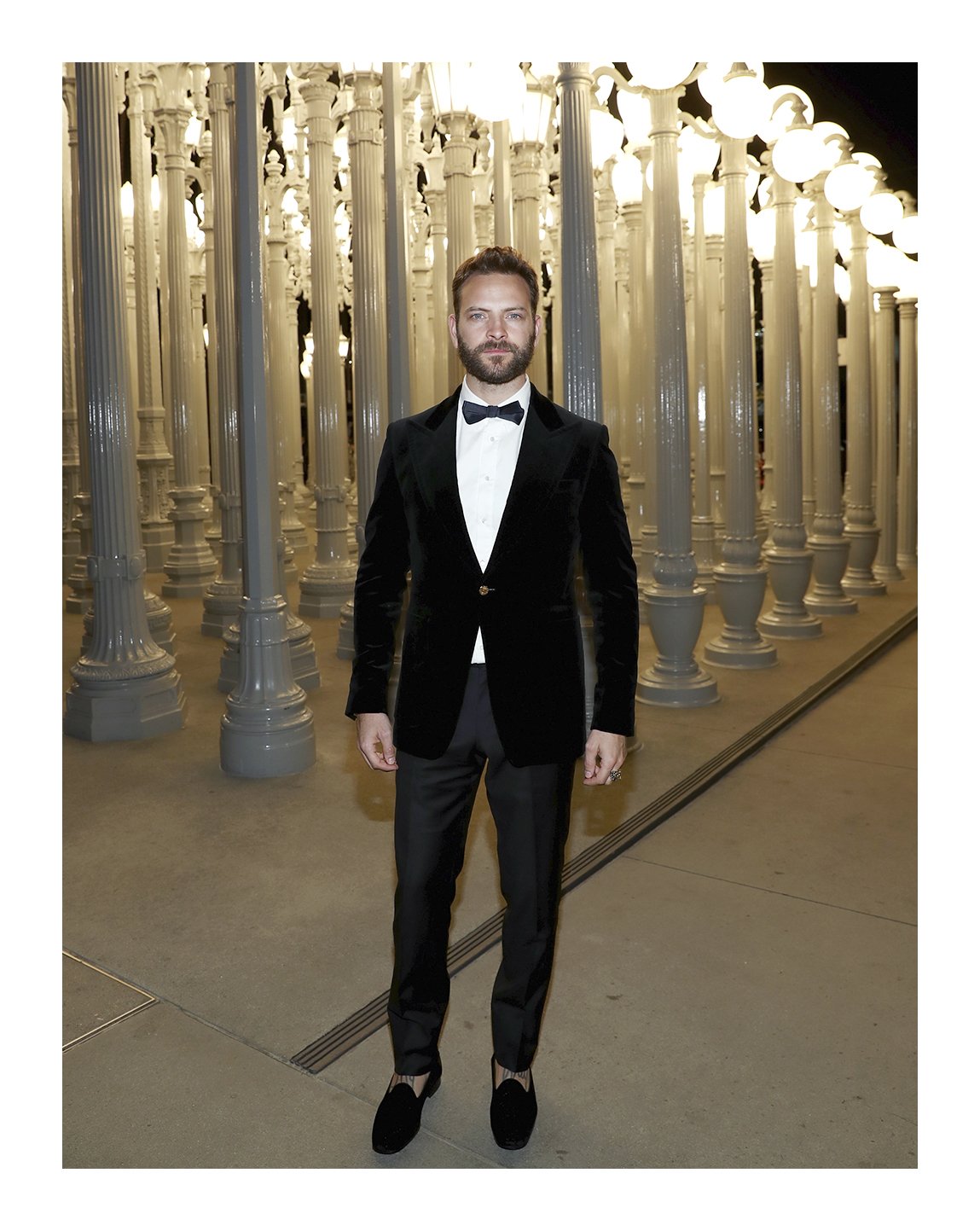 tilskuer klassekammerat Anvendt gucci on X: "To the Eighth annual Art+Film Gala, actor @AleBorghi_ wore a  velvet one button peak lapel formal jacket with a piqué evening shirt, black  trousers with grosgrain detail, satin bow