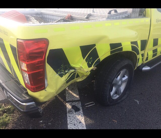 OVD_Jeroen's tweet photo. #A17 Moerdijk➡️#Roosendaal wederom WIS-auto aangereden  welke een ander incident stond te beveiligen. Weginspecteur gelukkig ongedeerd maar dit is de zoveelste auto in zeer korte tijd😡😡😡 https://t.co/dQPjYREkx6